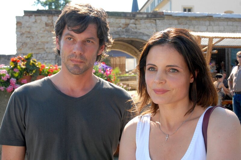 Eine Begegnung mit weitreichenden Folgen: Tierärztin Dr. Susanne Mertens (Elisabeth Lanz, r.) trifft zum ersten Mal auf Dr. Tom Berkhoff (Gregory B. Waldis, l.). Er zieht ihren Unmut auf sich, da er einen wertvollen Papagei nicht artgerecht transportiert. – Bild: MDR/​Christa Köfer