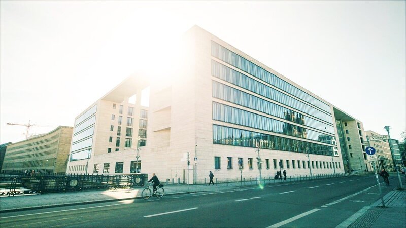 Die Zentrale des Auswärtigen Amts am Werderschen Markt in Berlin. – Bild: Jens Grumpelt /​ ZDF