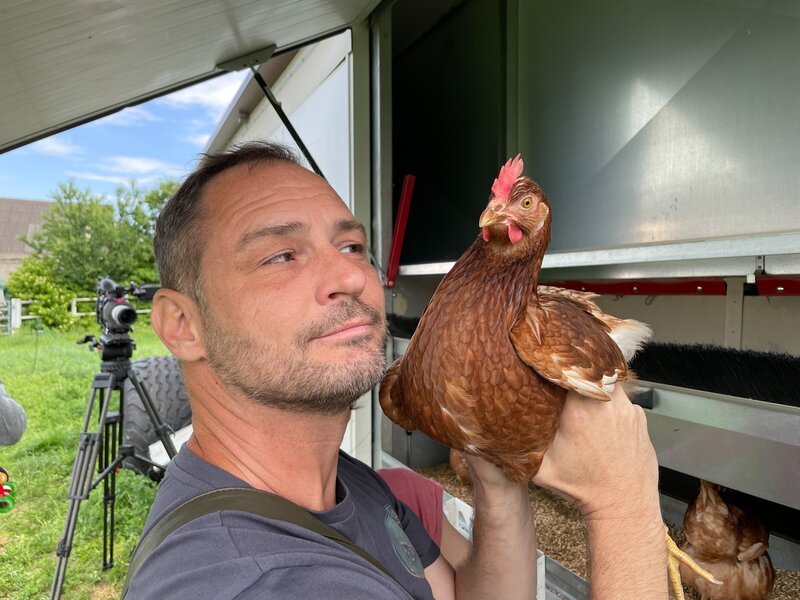 Regisseur Manfred Hoschek mit „Vorstadthuhn“. – Bild: ORF/​Satel Film/​David Haslinger