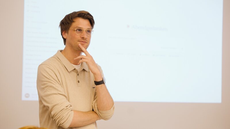 Patrick Swanson leitet einen KI-Workshop. – Bild: Hashtag Media /​ ORF