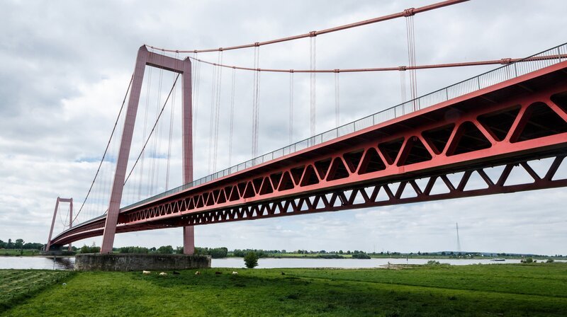 Der Niederrhein ist eine der vielfältigsten Regionen in NRW – wir machen uns auf eine Entdeckungsreise. Wir bestaunen in Emmerich die längste Hängebrücke in Deutschland! – Bild: WDR/​Rüdiger Wölk