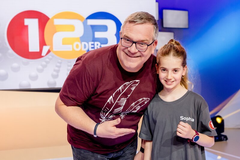 Bei Elton im Studio konnte Kamerakind Sophia viele Erfahrungen mit der Arbeit an professionellen Kameras machen. – Bild: ZDF/​corporate design