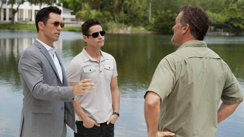 Sam (Bruce Campbell, r.) ist nicht gerade begeistert, als er erfährt, dass Michael (Jeffrey Donovan, l.) und dessen Bruder Nate (Seth Peterson) ihn von der aktuellen Operation ausschließen und nach Hause schicken wollen. – Bild: RTL /​ USA Network