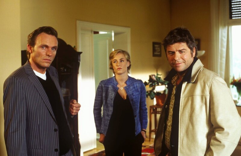 Nach dem Mord an Morgenthaler befragen Jupp (Uwe Fellensiek, r.) und Falk (Dirk Martens, l.) Brigitta von Tolksdorff (Li Hagman, M.), die ihren eigenen Mann gerne Im Jenseits sehen würde. Hat sie deshalb etwas mit diesem Mord zu tun? – Bild: SAT.1 /​ Martin Lässig