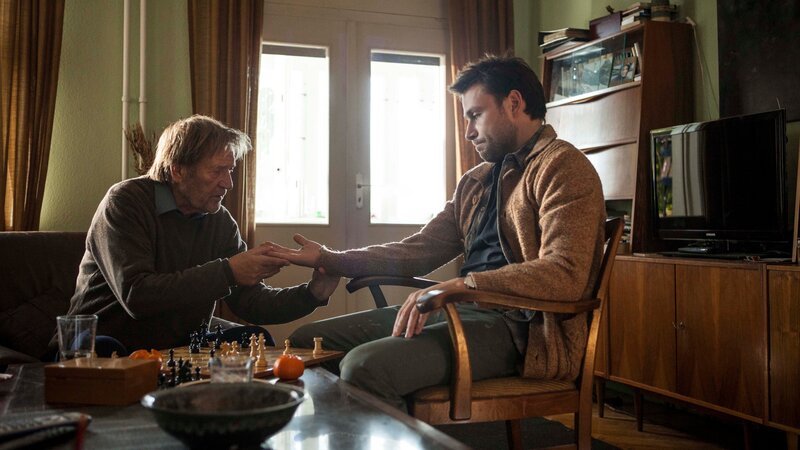 v.li.: Erich Werner (Matthias Habich), Andi Werner (Max Riemelt) – Bild: MFA+ FILM DISTRIBUTION e.K.