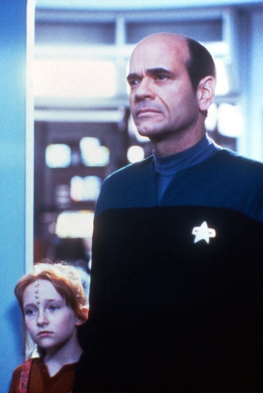 Scarlett Pomers (Naomi Wildman), Robert Picardo (The Doctor) – Bild: CBS Studios Inc. /​ SYFY