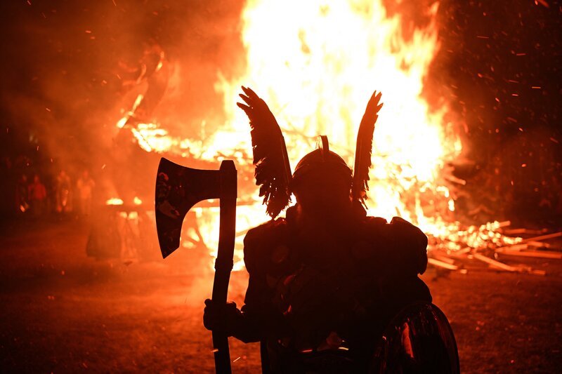 Wikinger, die nach der Landung ihre Langboote in Brand setzen: Rund 1.000 kostümierte „Guizer“ stellen das auf den Shetland-Inseln jedes Jahr beim „Up Helly Aa Festival“ nach. – Bild: ZDF/​ANDY BUCHANAN/​Getty Images