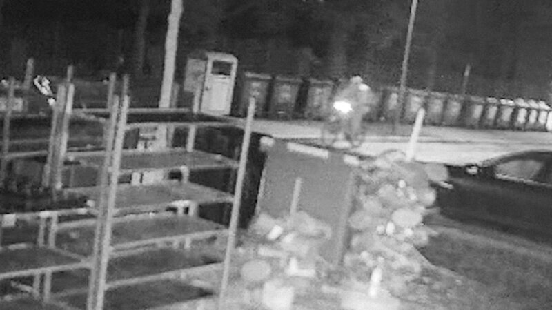 Der mutmaßliche Fahrraddieb wurde von einer Überwachungskamera gefilmt. – Bild: HolyScreen Media /​ ORF /​ Stefan Domnanovich