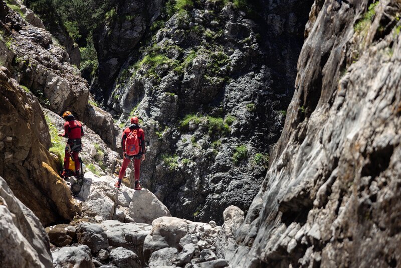 Gunnar Amor und Peter Lampacher beim Canyoning. – Bild: ServusTV /​ Timeline Production