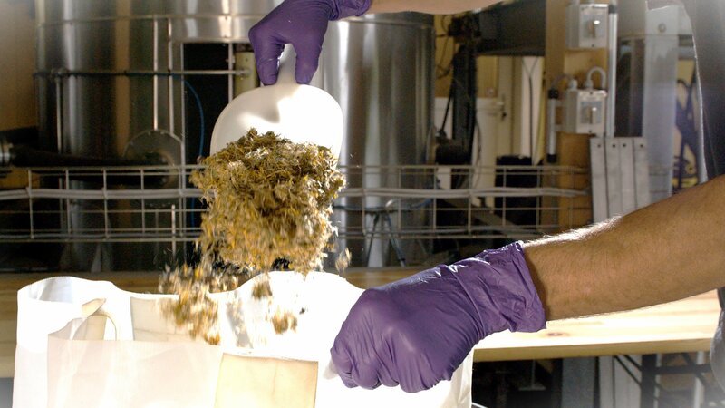 Zu sehen sind eindrucksvolle Nahaufnahmen wenn Pflegeöle gemischt, Hautcremen gerührt oder Zahnpasten und Make-up und noch vieles mehr hergestellt werden. – Bild: ORF/​ALEXANDER SCHUKOFF FILM