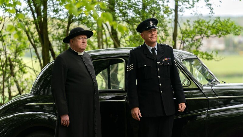 Father Brown (Mark Williams, l.) und Sergeant Goodfellow (John Burton, r.) – Bild: BBC Studios