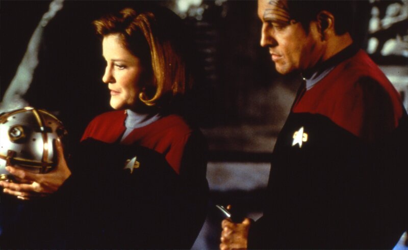 Kate Mulgrew (Captain Kathryn Janeway), Robert Beltran (Commander Chakotay) – Bild: CBS Studios Inc. /​ SYFY