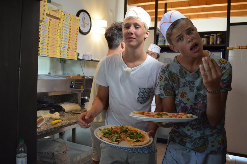 Ole (l.) und Nils (r.) präsentieren ihre selbst gebackenen Pizzen. – Bild: ZDF/​E+U TV Film- und Fernsehproduktion