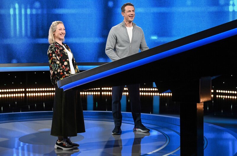 Moderator Alexander Bommes (r.) mit der Kandidatin Silvia Thiel (l). – Bild: ARD/​Uwe Ernst