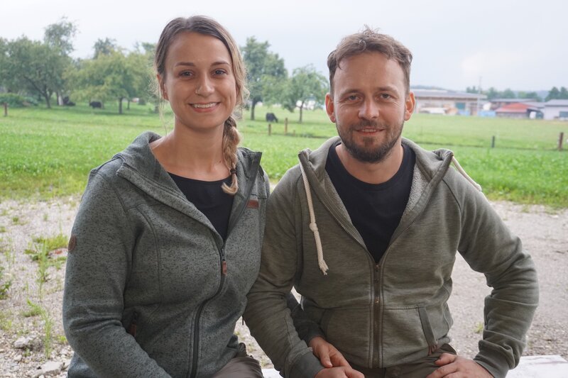 Portrait von Protagonist Thomas Hofbauer mit Lebensgefährtin Katrin Paischer während ServusTVs „Heimatleuchten Entdeckerviertel“ in Munderfing in Oberösterreich am 26.07.2025 – Bild: ServusTV /​ Südkino /​ Simone Becker