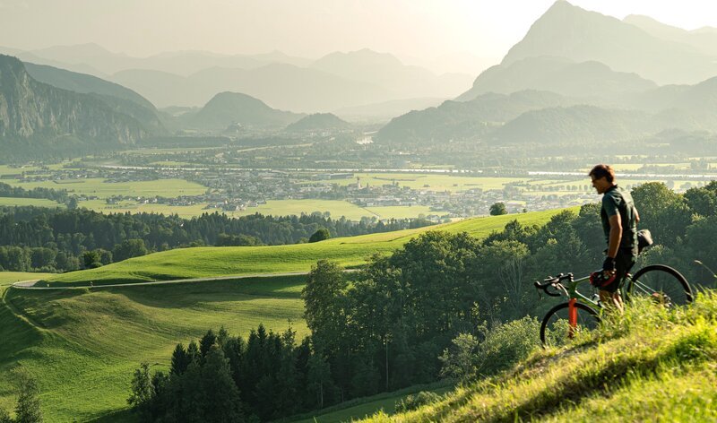 Wolfgang Fasching genißt den Ausblick. – Bild: ServusTV /​ Timo Kapl