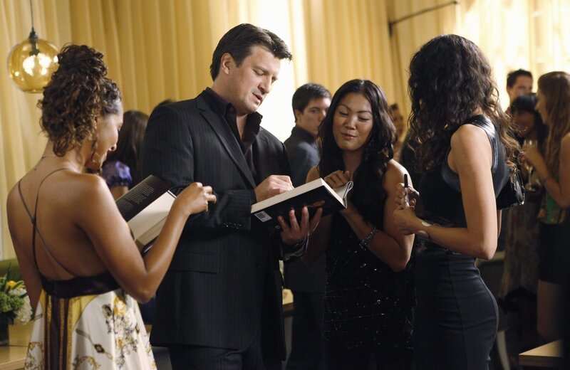 Die Veröffentlichung seines neuen Romans ist ein voller Erfolg und Richard Castle (Nathan Fillion, 2.v.l.) genießt es im Mittelpunkt zu stehen. – Bild: Karen Neal /​ ABC /​ France2 /​ American Broadcasting Companies /​ Marlyse Press Photo/​MPP