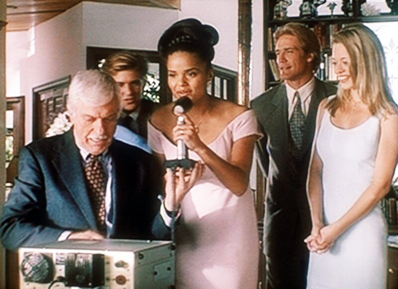 Mark (Dick Van Dyke, l.) stellt eine Funkverbindung her zu dem Ehemann von Amanda (Victoria Rowell, M.), der auf einem Flugzeugträger stationiert ist. Jesse (Charlie Schlatter, 2.v.l.), Steve (Barry Van Dyke, 2.v.r.) und Melissa (Jeri Lynn Ryan, r.) sehen gespannt zu. – Bild: Sat.1 Gold