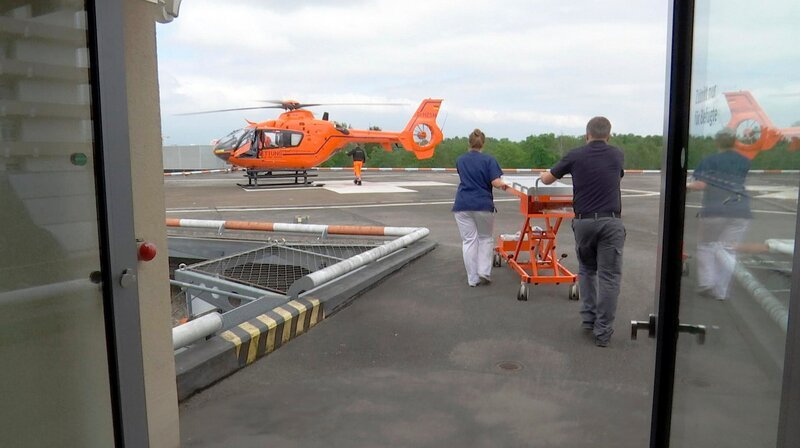 Jede Minute zählt: Eine schwerverletzte Patientin wird zum Rettungshubschrauber gebracht und in die BGU Frankfurt geflogen. – Bild: HR