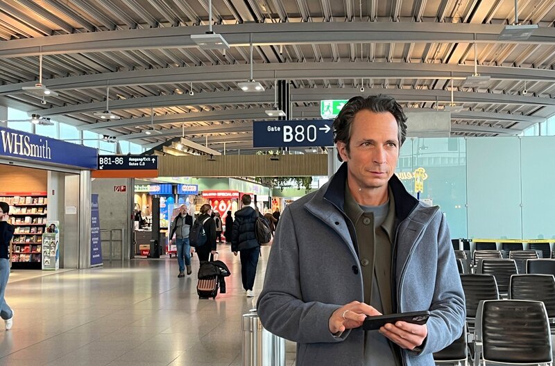Jo Hiller am Flughafen in Rom. – Bild: SWR/​NDR/​Saskia Engels