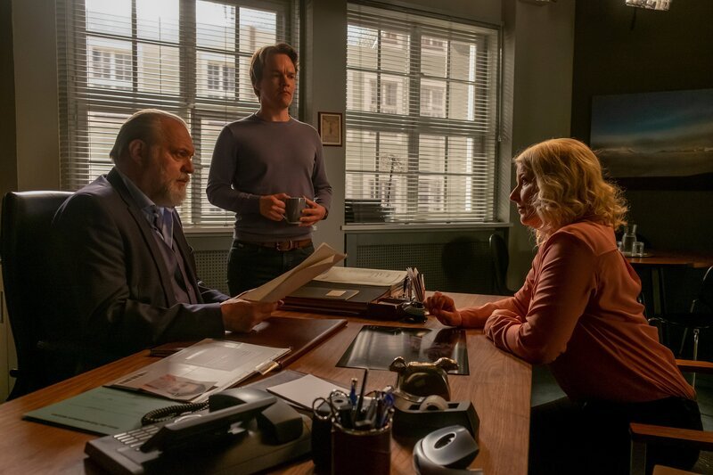 Nachdem Dr. Franziska Sommerfeld (Christina Rainer, r.) neue Informationen zum Tathergang hat, müssen Richard Voss (Jan-Gregor Kremp, l.) und Tom Kupfer (Ludwig Blochberger, M.) den Fall nochmal von einer anderen Seite betrachten. – Bild: Erika Hauri /​ ZDF Studios GmbH /​ ZDF