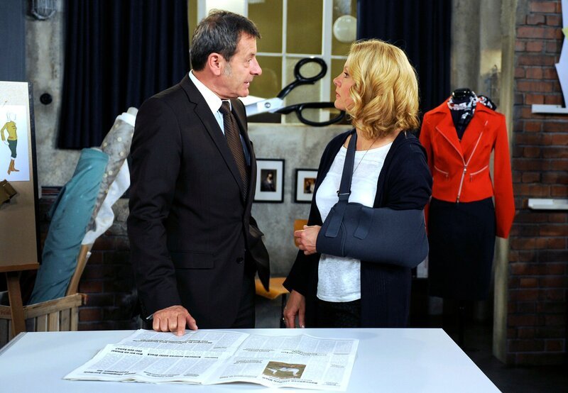 Tine (Maike Bollow, r.) und Gunter (Hermann Toelcke, l.) entdecken in der Zeitung einen Artikel mit Vorwürfen gegen Dr. Schneider. – Bild: ARD/​Nicole Manthey