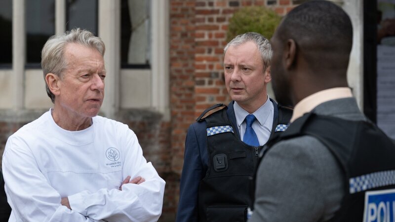 DS Roy Grace (John Simm, M.) und DS Glenn Branson (Ritchie Campbell, r.) befragen Dr. Roger Gunnislake (Stephen Boxer, l.) nach Chirurgen, die seiner Meinung nach illegale Transplantationen durchführen könnten. – Bild: ZDF