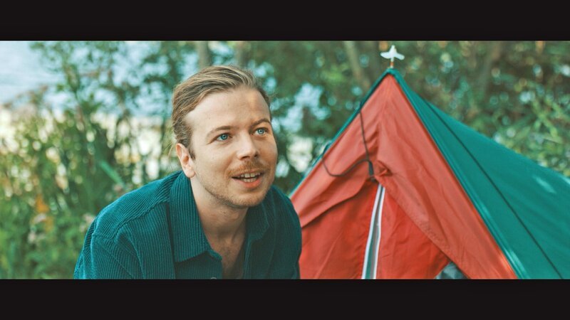 Robin (Wietse Tanghe) am Badestrand. – Bild: VRT /​ Nico Surings