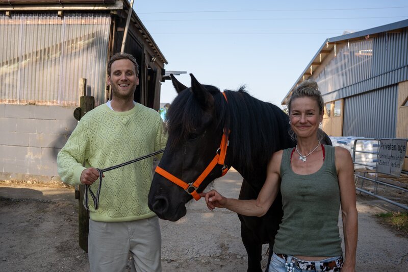 Schauspielerin Rhea Harder-Vennewald (r.) erzählt in dieser „Terra Xplore“-Folge Psychologe Leon Windscheid (l.) offen über Nähe und Erschöpfung, über Schuldgefühle und den Versuch, als Mutter „gut genug“ zu sein. – Bild: ZDF und Marius Fuchtmann
