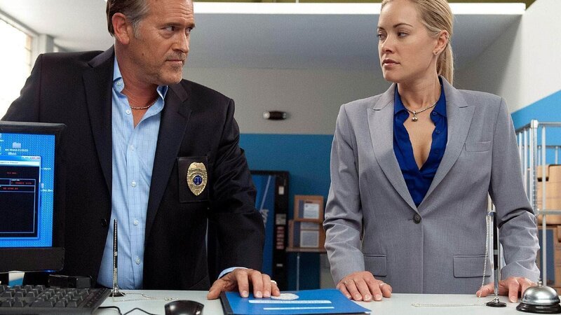 Rebecca Lang (Kristanna Loken) hat sich bereit erklärt Sam Axe (Bruce Campbell) und seinen Kollegen zu helfen. Aber nur unter einer Bedingung … – Bild: RTL /​ USA Network