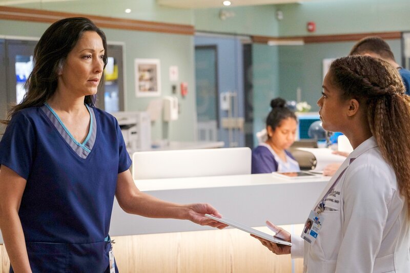 (v.li.): Christina Chang (Dr. Audrey Lim), Antonia Thomas (Dr. Claire Browne). – Bild: ORF/​Sony Pictures/​ABC/​Jeff Weddell