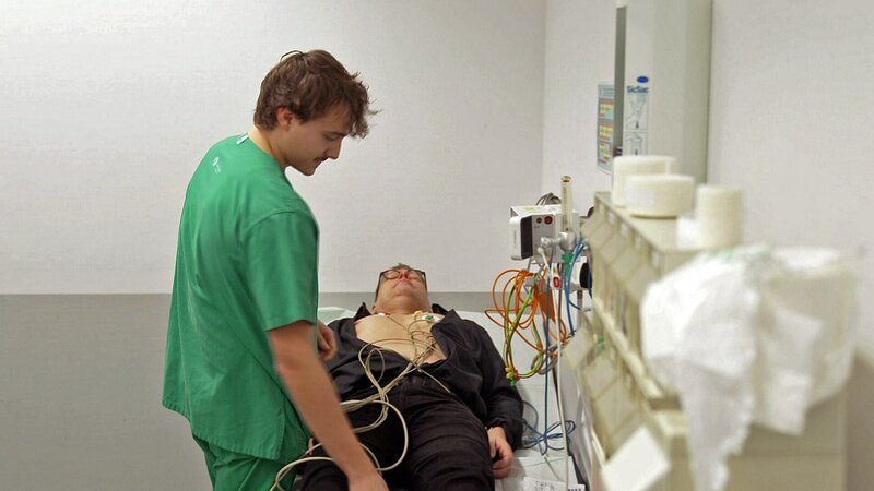 In der Sana-Klinik in Berlin wird ein Mann behandelt, der mit Brustschmerzen in die Notaufnahme gekommen ist. – Bild: RTLZWEI