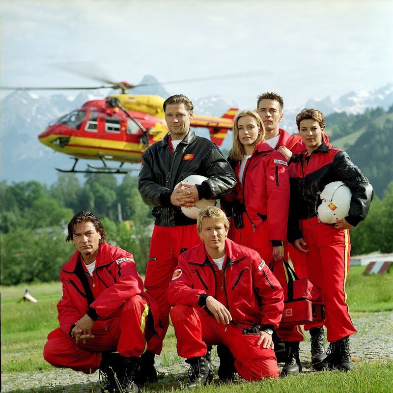 Die Medicopter-Crew (v.li.hockend): Rainer Grenkowitz, Serge Falck, (stehend v.li.:) Manfred Stücklschwaiger, Roswitha Meyer, Wolfgang Krewe und Sabine Petzl. – Bild: RTL