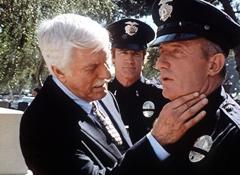 Dr. Mark Sloan (Dick Van Dyke, l.) untersucht Lieutenant Max Jupe (Jonathan Banks, r.), der sich krank fühlt. Diagnose: Windpocken. – Bild: Sat.1 Gold