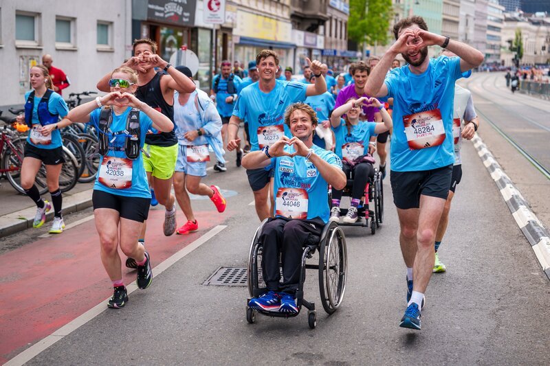 Nico Langmann (vorne, 2.v.r.) wurde am 4. Mai während des Wings for Life World Run in Wien, Österreich, gesehen. – Bild: Philip Platzer for Wings for Life World Run /​ www.redbullmediahouse.com