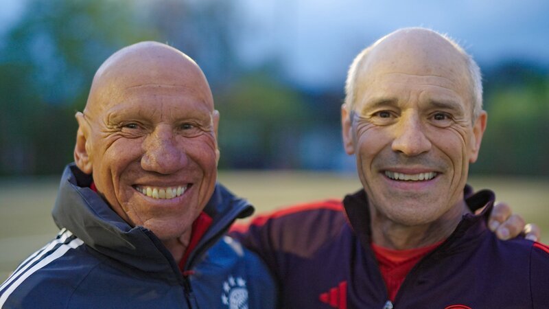 Zwei Seniorenfußballer des FC Bayern München. – Bild: ORF/​Bilderfest/​ARTE