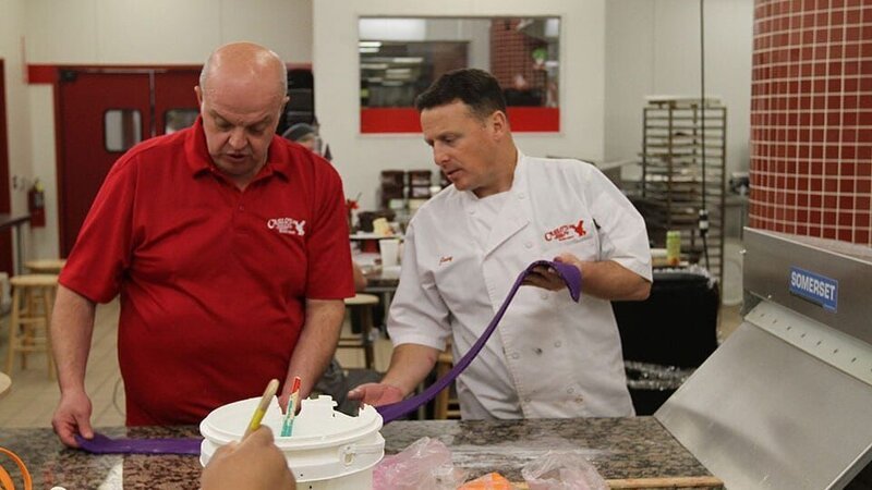 Mauro and Joey working on fondant for the divorce cake. – Bild: Discovery Communications