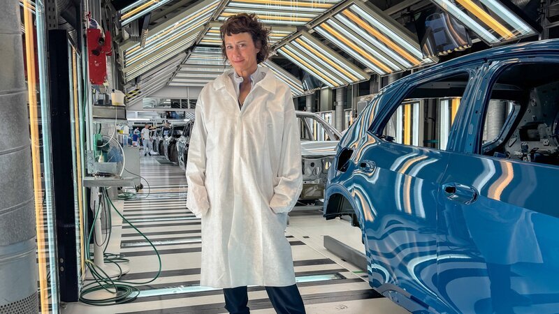 Esther in der Autofabrik in Zwickau. – Bild: ORF