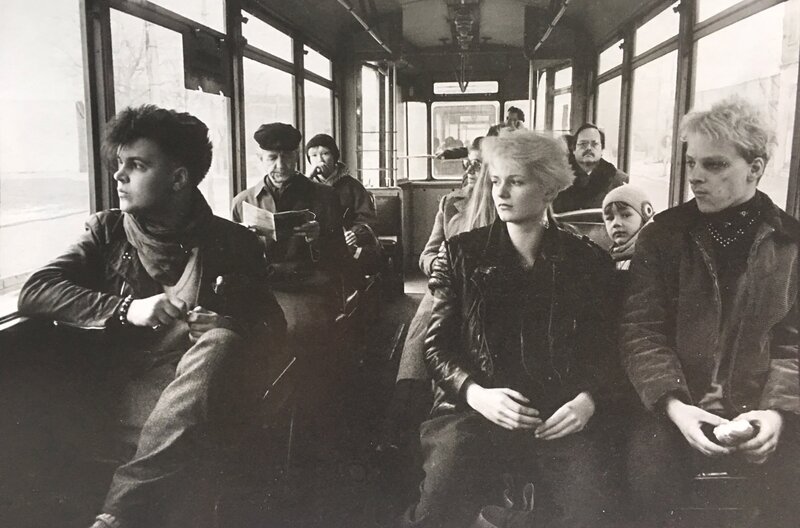 Als junger Fotograf porträtierte Sven Marquardt unübertroffen die Ostberliner Prenzlauer-Berg-Bohème in gotischem schwarz/weiß. Nach dem Mauerfall legt er ein paar Jahre die Kamera bei Seite und taucht ins Nachtleben ab. Sein Charisma und die Arbeit an der Tür des Berghain, das in der internationalen Clubszene Kult-Status erlangt, machen ihn weltberühmt. - Sven Marquardt, Dome Hollenstein und Robert Paris. – Bild: rbb/​Joerg Knoefel