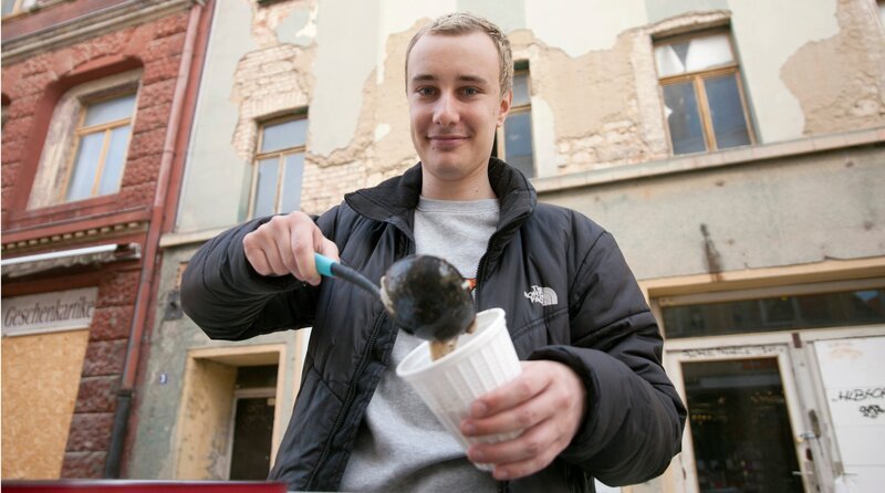 Eric (23) lebt offen schwul und engagiert sich vielfältig in seiner Kleinstadt Weißenfels in Sachsen-Anhalt, was nicht jedem gefällt. Neben der Suppenküche organisiert er einen CSD und rechnet mit großer Bedrohung von Rechts. – Bild: MDR/​LÖWE TV/​Thomas Keffel