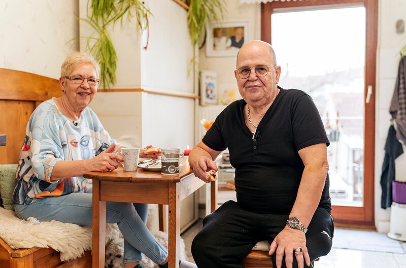 Diana und Mike Görig aus Mannheim freuen sich, von Spitzenkoch Sören Anders bekocht zu werden. – Bild: SWR/​Christian Koch