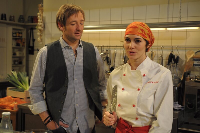 Fanny versucht ihren Frust bei der Arbeit zu vergessen. Von links: Gregor Brunner (Holger M. Wilhelm) und Fanny Lechner (Katrin Lux). – Bild: BR/​Jo Bischoff