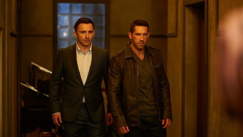 L-R: Ray (Daniel Caltagirone) und Thomas (Scott Adkins) – Bild: TVDB
