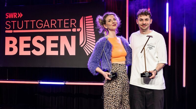 (v.l.n.r.): AnnPhie Fritz (Silberner Besen), Fabian Lampert (Hölzerner Besen). – Bild: SWR/​Patricia Neligan