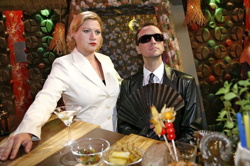 Lotte (Susanne Szell, l.) ist beleidigt, als Hugo (Hubertus Regout, r.) ihr vorwirft, ihn für ihre eigenen Ziele zu missbrauchen. – Bild: Sat.1 emotions