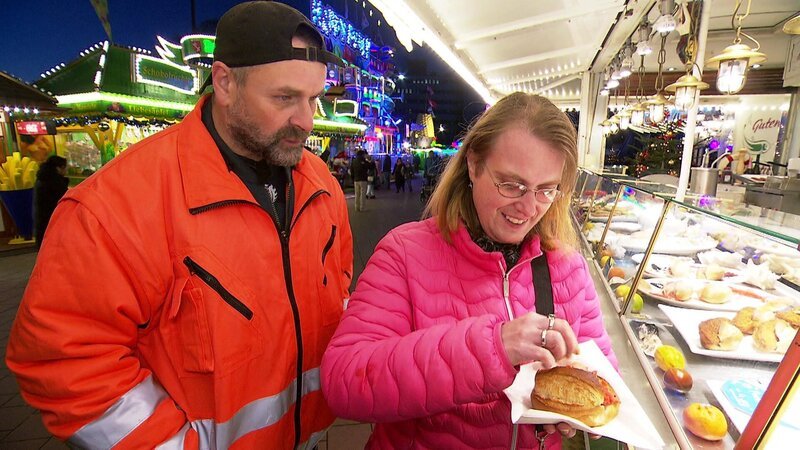 Jessica (41) und Olaf (55) sind auf dem Hamburger Dom unterwegs. – Bild: RTLZWEI
