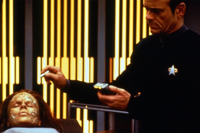 Robert Picardo (The Doctor), Kate Mulgrew (Captain Kathryn Janeway), Robert Beltran (Commander Chakotay) – Bild: CBS Studios Inc. /​ SYFY