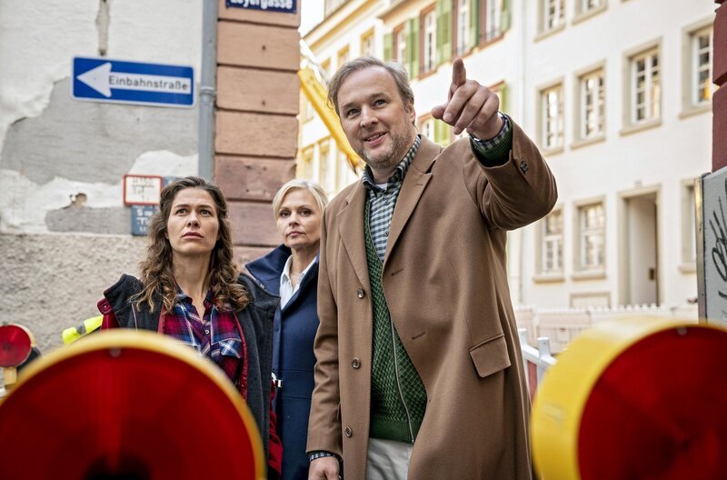 Stefan (Stephan Grossmann) unterstützt die neuen Besitzerinnen Karin (Susanna Simon) und Mascha (Meike Droste, li.) im Hotel Heidelberg. – Bild: PLURIMEDIA (ARD Degeto /​ Frank Dicks)