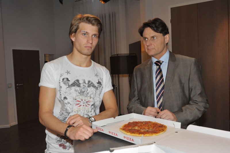 Gerner (Wolfgang Bahro, re.) verzweifelt daran, dass er Dominik (Raul Richter) nicht helfen kann. – Bild: RTL Passion