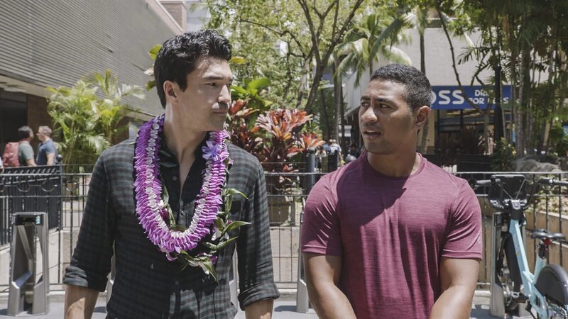 Eigentlich hat er sich seine Rückkehr nach Hawaii etwas weniger turbulent vorgestellt, doch Junior (Beulah Koale, r.) ruft zum Einsatz: Adam (Ian Anthony Dale, l.) … – Bild: 2017 CBS Broadcasting Inc. All Rights Reserved. Lizenzbild frei